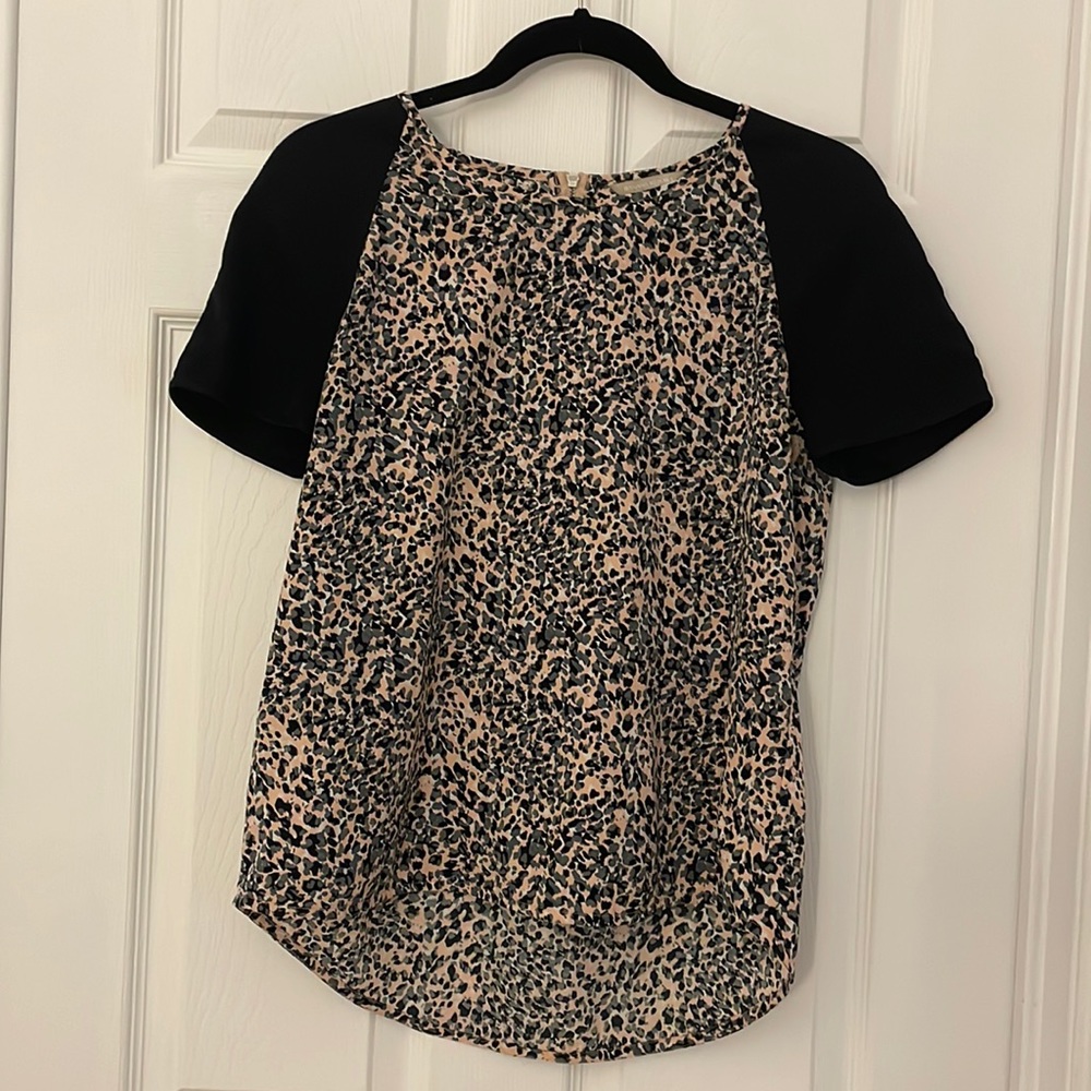 Banana Republic short sleeve blouse with nice animal print Sz S like new